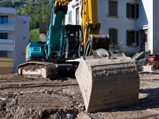 Kettenbagger mit Baggerschaufel auf einer Tiefbau-Baustelle